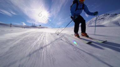 专业滑雪滑雪山坡上瑞士阿尔卑斯山脉扔雪相机